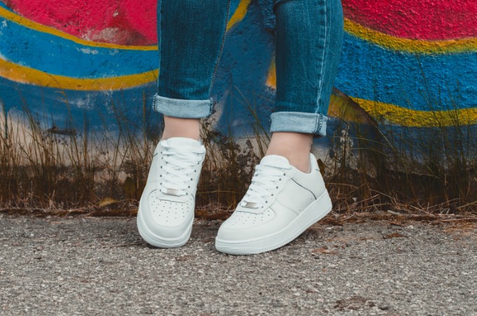 Як правильно підібрати розмір жіночих кросівок: поради та лайфхаки