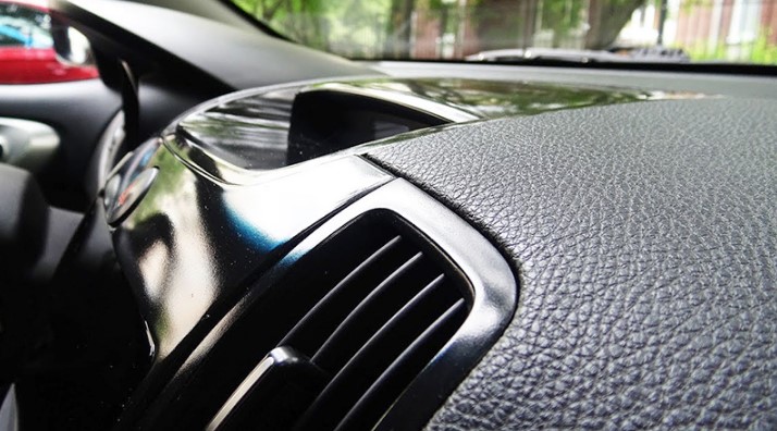 как заклеить порез на кожаной торпеде